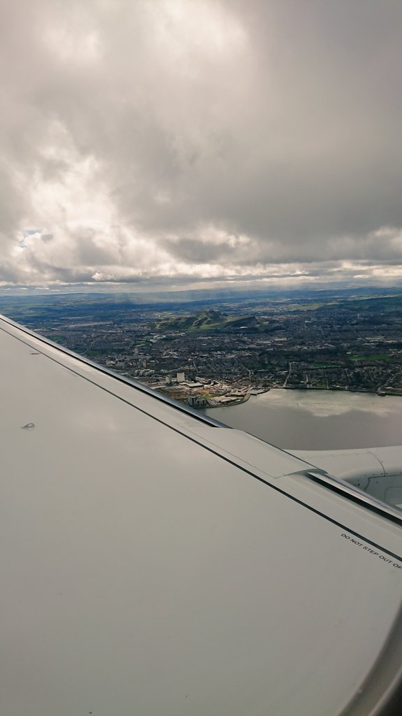 KeepCalmFannyOn's tweet photo. I love arriving into @EDI_Airport and today got a really clear view of my flat, could almost see in the windows #NeedCleaning https://t.co/ByDhtgMixE