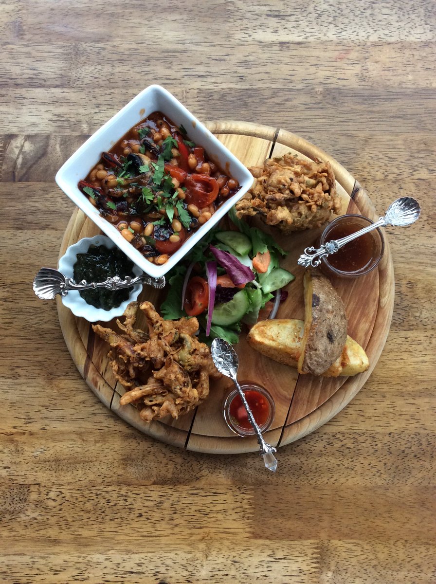 pipaltree123's tweet photo. New vegan brunch options are now in! This ones the Vegans Nashta- homemade Pakora's, Tharka Beans, and spicy Aloo Tikkas. It's gluten free too! #vegan #brunch #bristol https://t.co/J1Ss44Wnj5