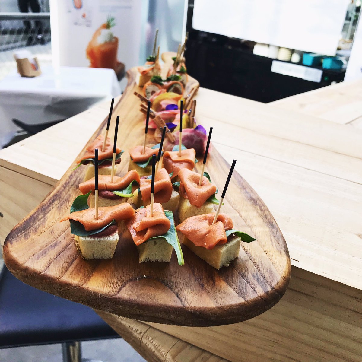 Vous connaissez le "saumon" vegane ? @Odontella33 l'a fait et on est heureux de vous annoncer que nous sommes leur premier revendeur français, d'autant plus que ce produit est local ! Vous pourrez le retrouver en magasin dès demain ! 😉