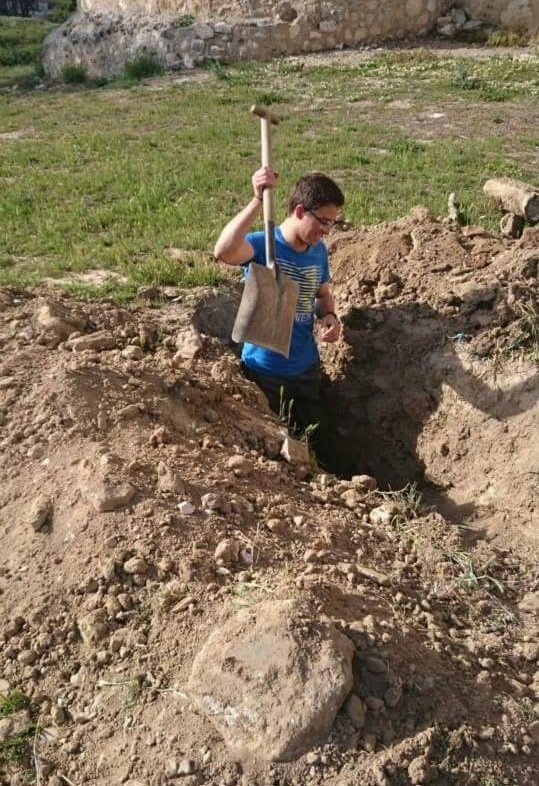 CurrusClan's tweet photo. ¿QUÉ OSCURO SECRETO SE ESCONDE DETRÁS DE ESTA FOTO DE NUESTRO ALGUACIL? ¡VOTA YA! https://t.co/RpL4f218wU