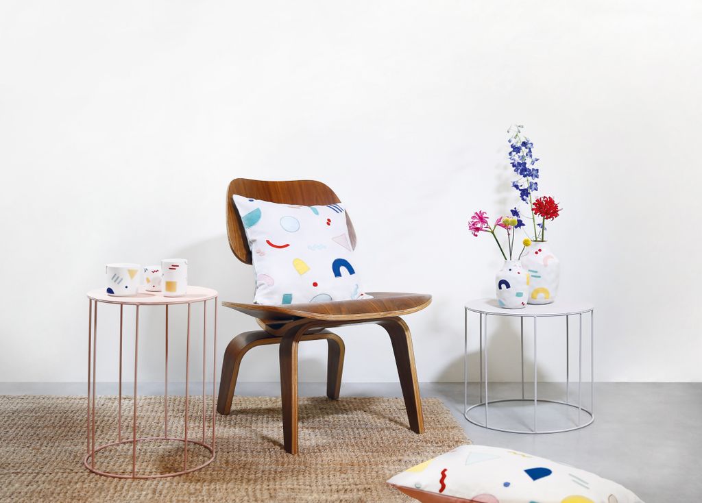 aprilandthebear's tweet image. This round side table is made from metal and coated in a light grey, it measures 35cm in height and 40cm in diameter. 

We think the simple design is perfect for the side of a sofa or statement chair.

#greytable #roundtable #greyfurniture #sidetables #cooltable