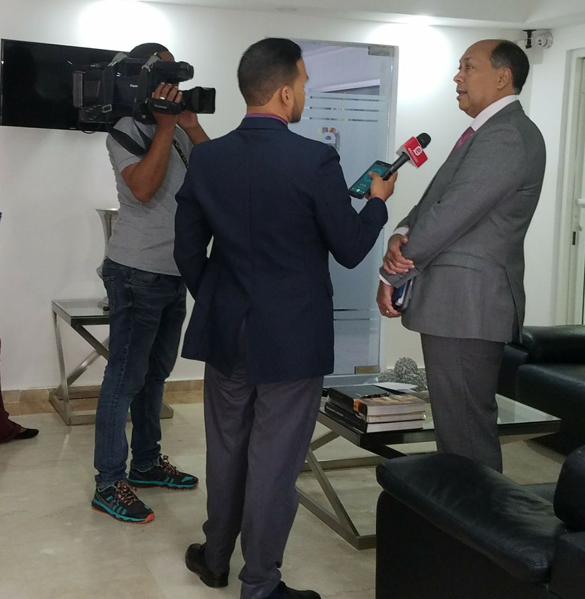 Senador <a href="/LuisReneCanaan/">Luis René Canaán Rojas</a> afirma que Ley de Partidos con primarias abiertas será aprobada en segunda lectura en la Cámara del @senadorepdom. Detalles a la 1pm en #EnNoticias por <a href="/entelevisionRD/">entelevisión</a>