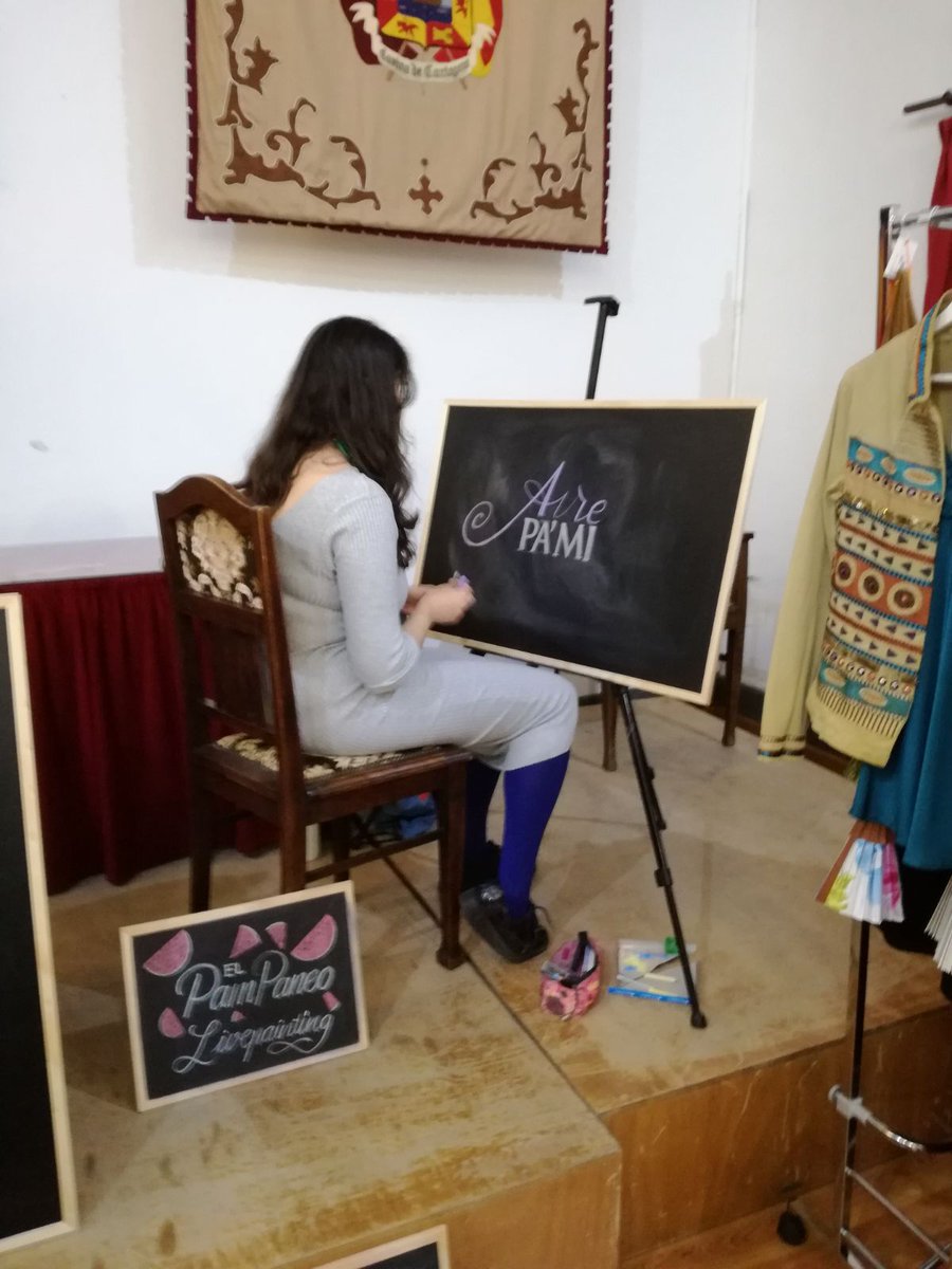 Coworking_CT3's tweet photo. @iemeneartwork EN ACCION en Pampaneo Market! Una Coworker de la IIIEdición en el evento de otra Coworker @mk_guerrero de la edición anterior! Que gusto ver a la gente trabajando y en marcha con sus proyectos! #IEMENE #lettering #artista #EMPRENDERconARTE @eoi @marenlasnubes https://t.co/7Ws16cNj2f