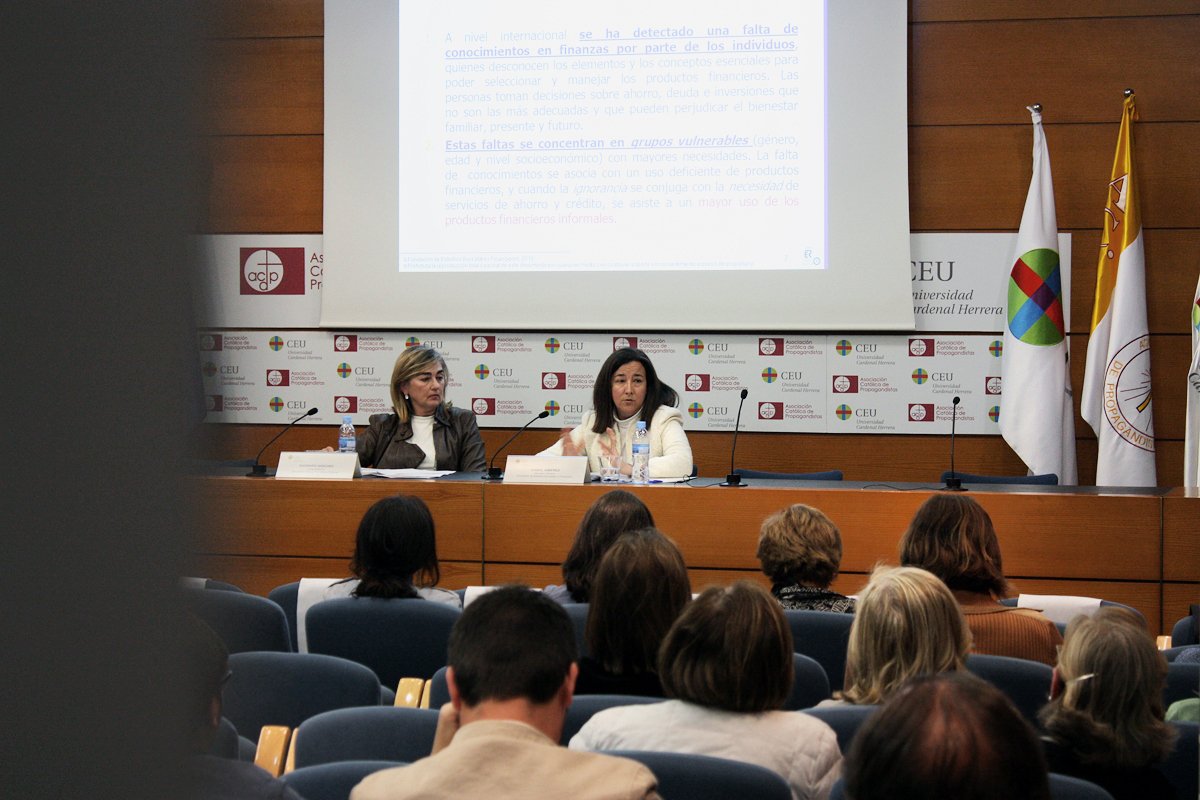 MarcaPersonalVa's tweet photo. "Sólo el 50% de los adultos del mundo desarrollado tiene educación financiera" Isabel Giménez @IGimenezFebf, Directora General de la @FEBFValencia, durante su ponencia 'La educación financiera siempre suma' en la tercera sesión del III Foro @MarcaPersonalVa #LiderazgoConValores https://t.co/tSkRerAzSw