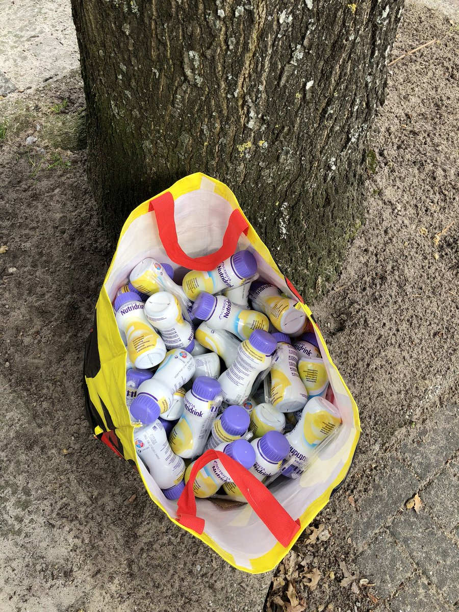 WijkZuidOost's tweet photo. @B_Visschedijk Hey Bennie, dit staat aan de Batjanstraat. Misschien gestolen? Ongeveer 30 gesloten, nieuwe flesjes. Is al snel 100 euro.
-Michiel. https://t.co/0dZFdlGCMZ