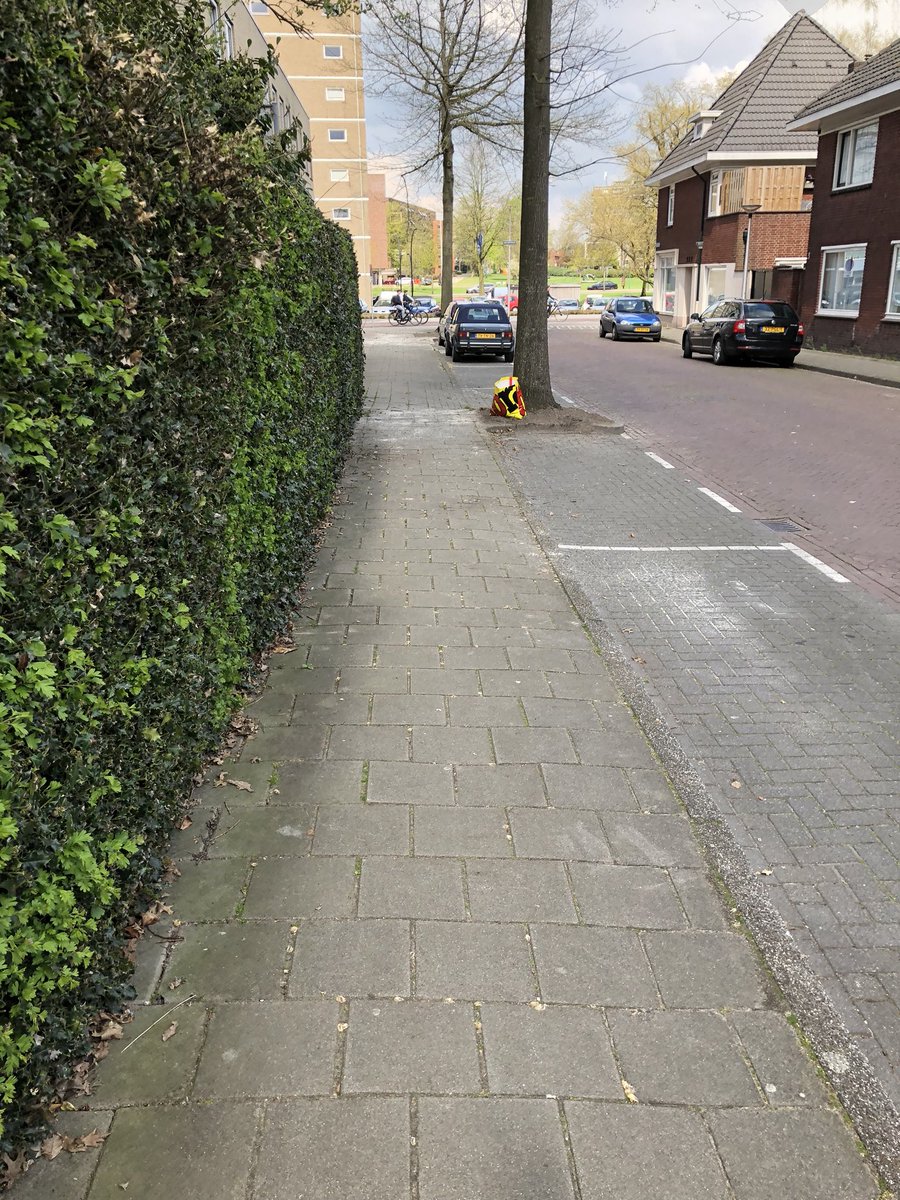 WijkZuidOost's tweet photo. @B_Visschedijk Hey Bennie, dit staat aan de Batjanstraat. Misschien gestolen? Ongeveer 30 gesloten, nieuwe flesjes. Is al snel 100 euro.
-Michiel. https://t.co/0dZFdlGCMZ