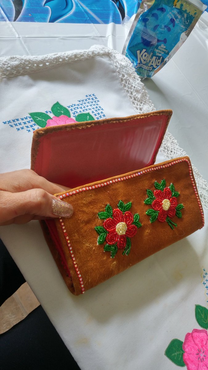 denesulinewoman's tweet photo. My mom handmade this and gifted me with it. Love it and the smell of smoked of Caribou hide. Mmmmmmm👌💋❤💯 Marsi Chough/Teniki #nativetwitter #nativearts&amp;crafts #beadedwallets #handmade #Caribouhide #FinePeopleFromIndigenousLands https://t.co/lW9IbmGCG6
