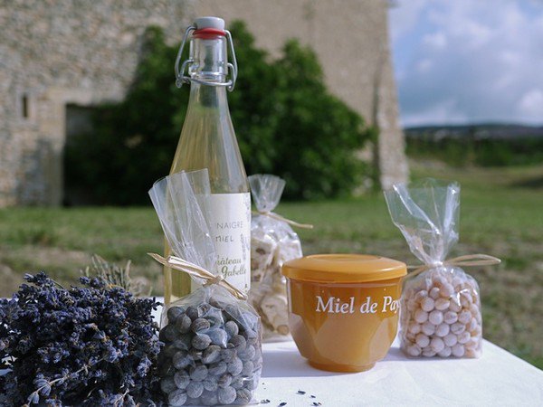 Chateau_Gabelle's tweet photo. Miel, lavande, petit épeautre...à la Gabelle, le bio se décline sur toutes les saveurs de Provence #FaisonsGrandirLeBio https://t.co/05O8EUDyt9