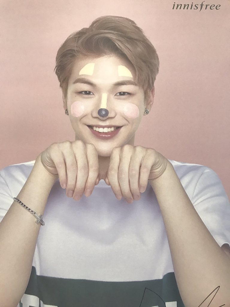 My4En's tweet photo. 강다니엘 포스터 팔아요 
뎀이나 멘션 고고 
덤도 많이 챙겨드림 #강다니엘 #굿즈 #워너원굿즈 #워너원 #다니엘 #이니스프리 #포스터 https://t.co/v2H7WfLby2