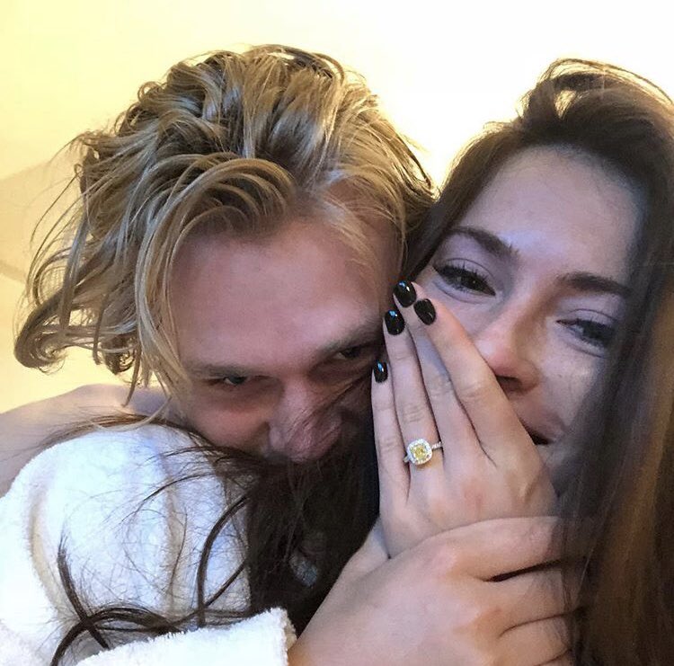 MusicMovieLove_'s tweet photo. The vampsで１番に大好きなトリスタンが婚約だって😂喜びたいけど少し寂しい😢♥️こんな素敵なカップルに憧れるよね🕊@TheVampsTristan https://t.co/zRaTCcqPaz