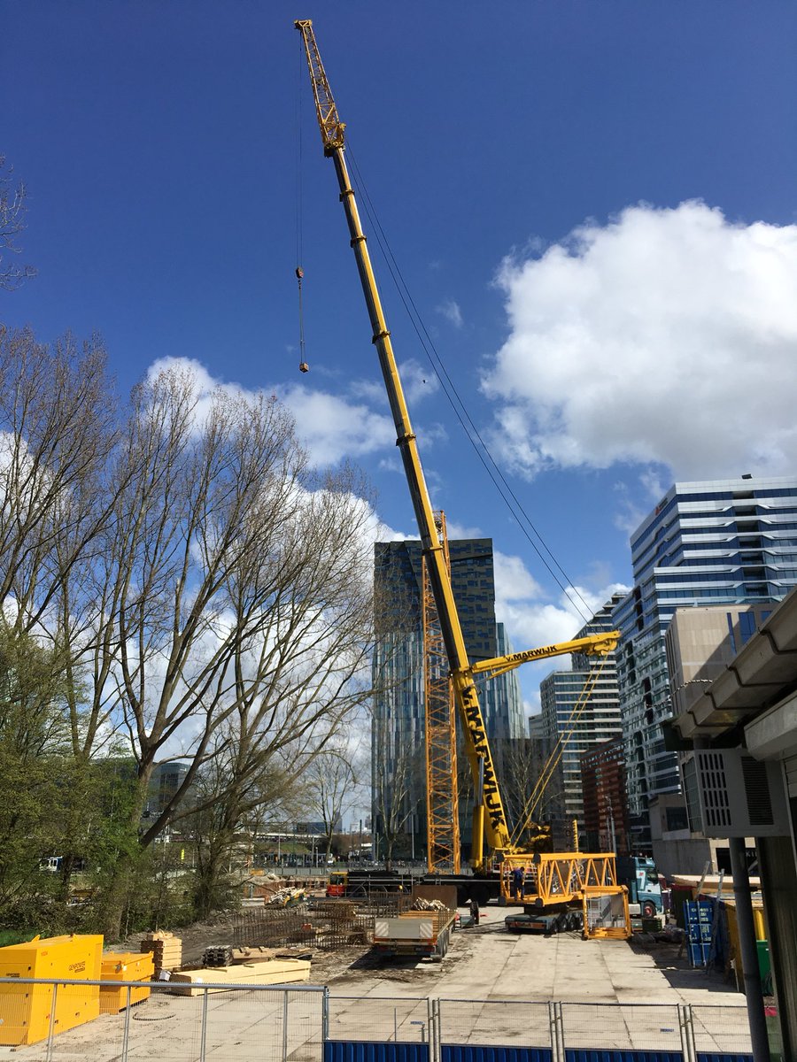 BSchuilenburg's tweet photo. Opbouwen kraan 1 gestart , volgende week direct kraan 2 erachteraan !! #hourglas @ZuidasAmsterdam @hurksNL @MaarsenGroep_nl https://t.co/9jKWJXB0WS