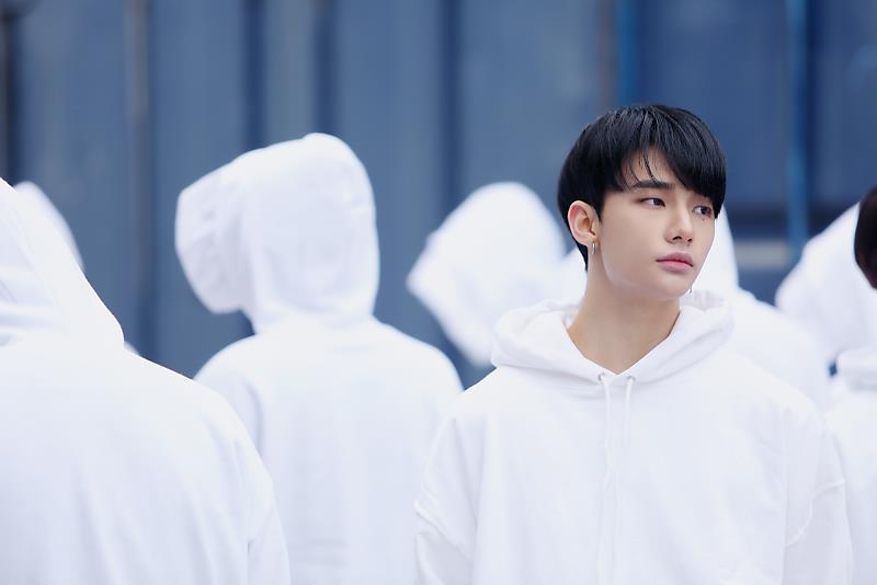 Родители хенджина из stray kids. Хенджин Stray Kids. Хён Джин Stray Kids. Хван Хёнджин 2022. Stray Kids Хван Хёнджин