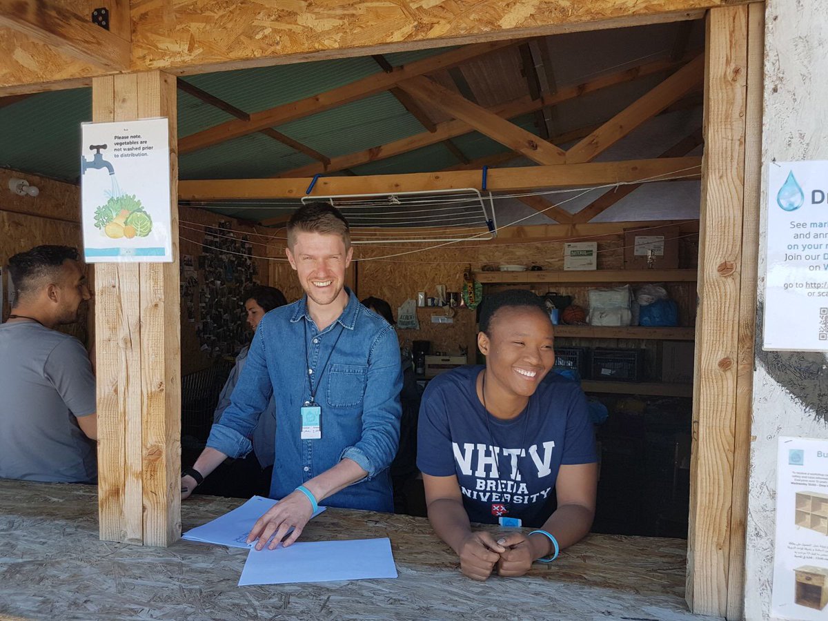 Vier internationale studenten en een docent van de opleiding logistiek hebben in Noord-Griekenland het vluchtelingenkamp Nea Kavala bezocht, om te helpen bij logistieke processen. nhtv.nl/nieuws/single-…