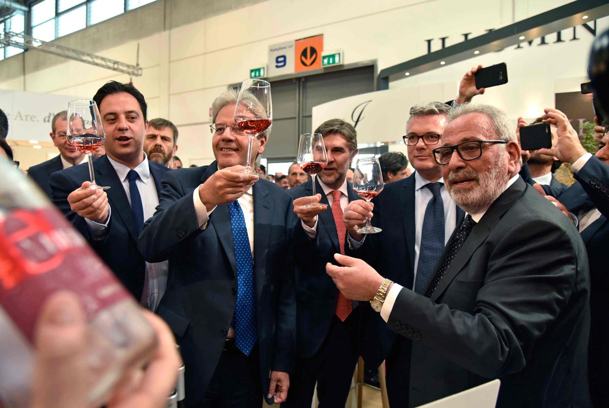 cantinatollo's tweet photo. Un brindisi "all'#Abruzzo enologico" con il Presidente del Consiglio dei ministri @PaoloGentiloni in visita allo stand Cantina Tollo a @VinitalyTasting 
#CantinaTollo #Vinitaly #Vinitaly2018 https://t.co/MMej9aRGtW