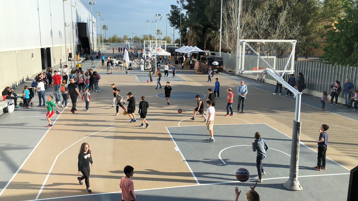 torneo_valencia's tweet photo. Así de espectacular lucía nuestra FAN ZONE durante el #BVC2018🏀
Gracias a cada un@ de vosotr@s por pasaros, el año que viene más y mejor 😄 https://t.co/uxD7OT1kTM