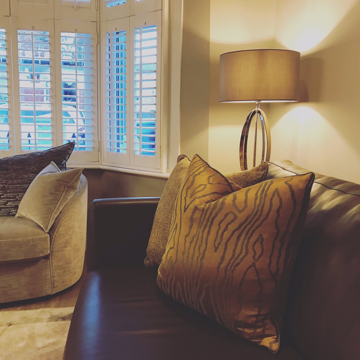 Cosy corner #interiordesign #lounge #bespokedesign #bespokecushions #attentiontodetails #allurehouseinteriors instagram.com/p/Bhobe6FH195/