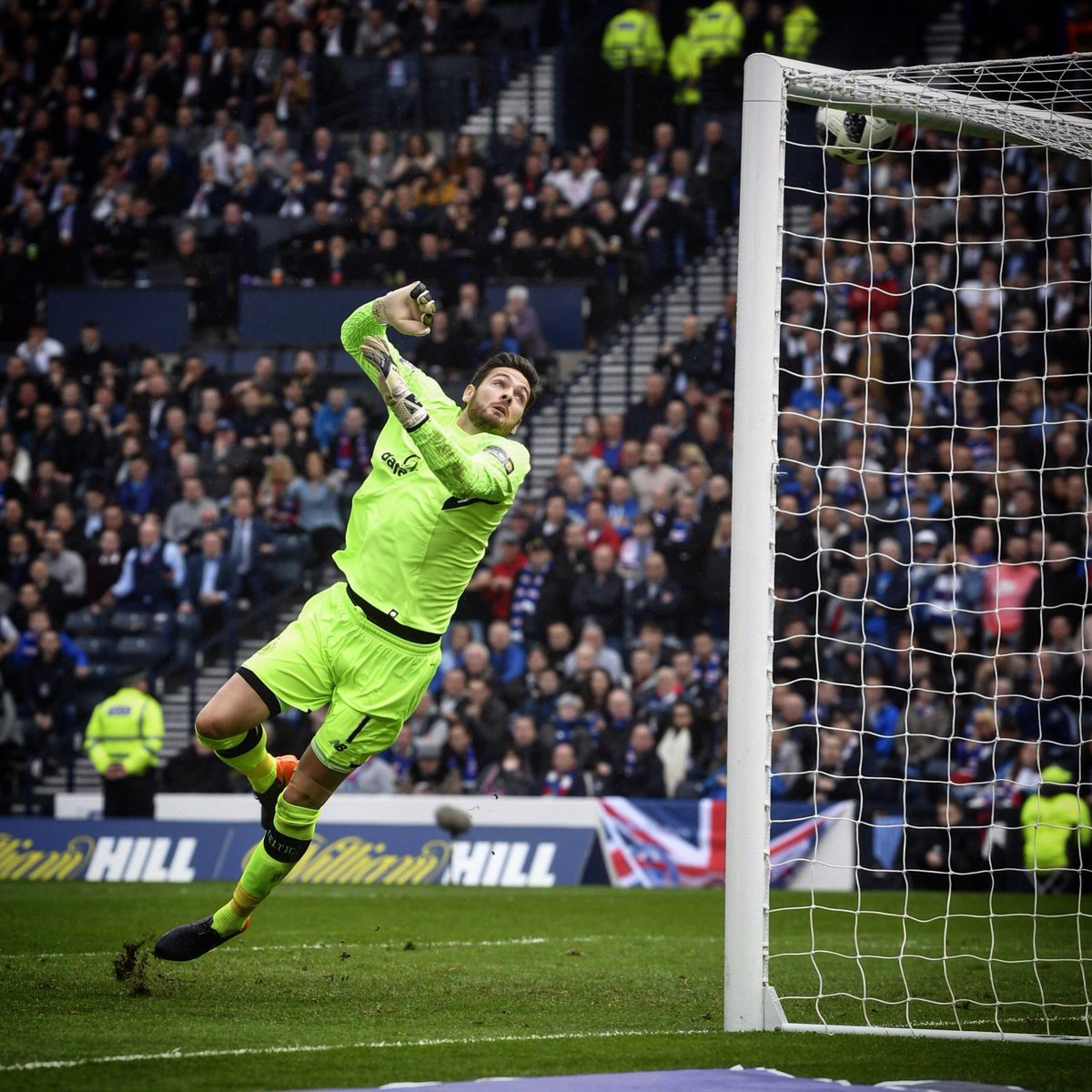 SellsGKP's tweet photo. ELITE CLIMATE GUARD: It’s the Wrap model for Craig Gordon who is running his very own “Save Of The Season” contest! 
N.B. Incredible saves come as standard
#PRIMEDFORCOMBAT #ANOTHERLEVEL
#CRAIGGORDON #CELTIC #SCOTLAND #GOALKEEPER #SELLS https://t.co/Z1wl9zhNFA