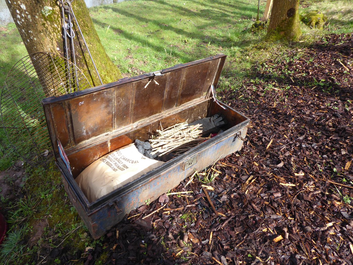 treeopia1's tweet photo. All you need for an outdoor chillout #kindling #firelighters #firepit #hotthub #HerefordHour
#treehouse #luxury #ecofriendly herefordshire #worcestershire https://t.co/HYRzEaoZ9N