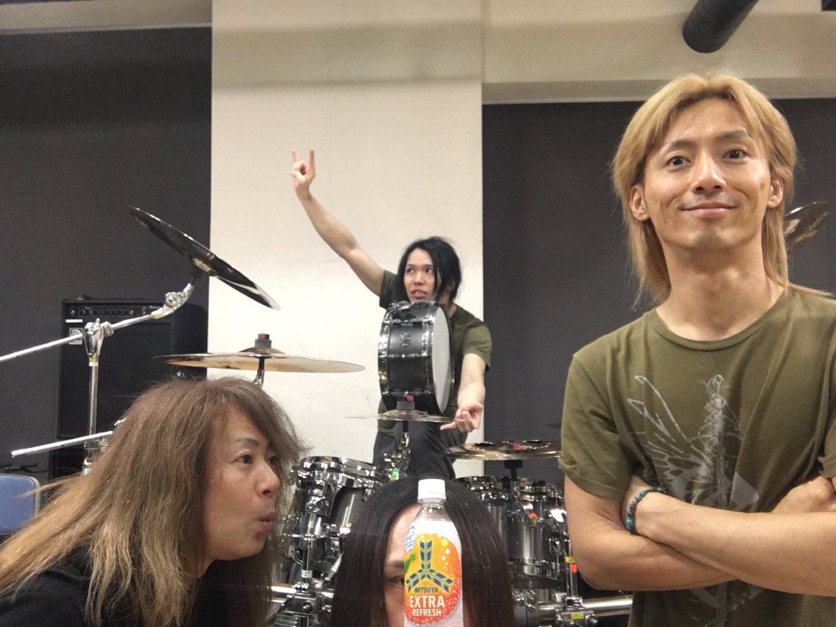 GALNERYUSOFFIC2's tweet photo. 本日よりGALNERYUSのツアーの為のリハーサルが開始されました‼️
都合により小野さんは明日からの参戦です‼️
怒涛のセットリストにご期待ください🔥

https://t.co/4lAfyzBXHK https://t.co/R1721GkMgv