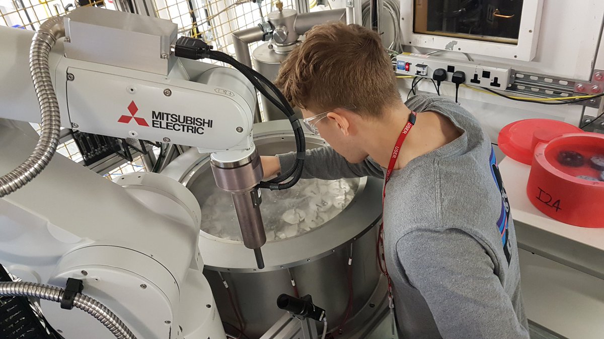 SusanKathleenFe's tweet photo. How did you spend Fri night? We Caffrey lab members plowed through another overnight shift #membraneproteincrystallography #membraneproteins #RAMP #structbio @ITN_RAMP @MSCActions @EUErasmusPlus @Mariecurie_alum @Diamond_MX @DiamondLightSou @tcddublin @tcdbi @EU_H2020 @Gfaust82 https://t.co/ojh2UEDu1E