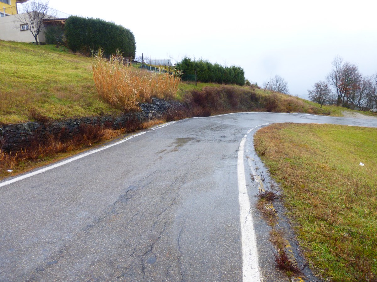 provinciamodena's tweet photo. #SP36 nei comuni di #SERRAMAZZONI e #PAVULLO inizio lavori di ripristino di 5km di strada. Attualmente CHIUSA eccetto residenti o att.produttive e vietata alle 2 ruote, x prox sett SENSO UNICO ALTERNATO A TRATTI fino a fine lavori. #stradePROVMO @PMdelFrignano @GCMuzzarelli https://t.co/vUHTbnAeKD