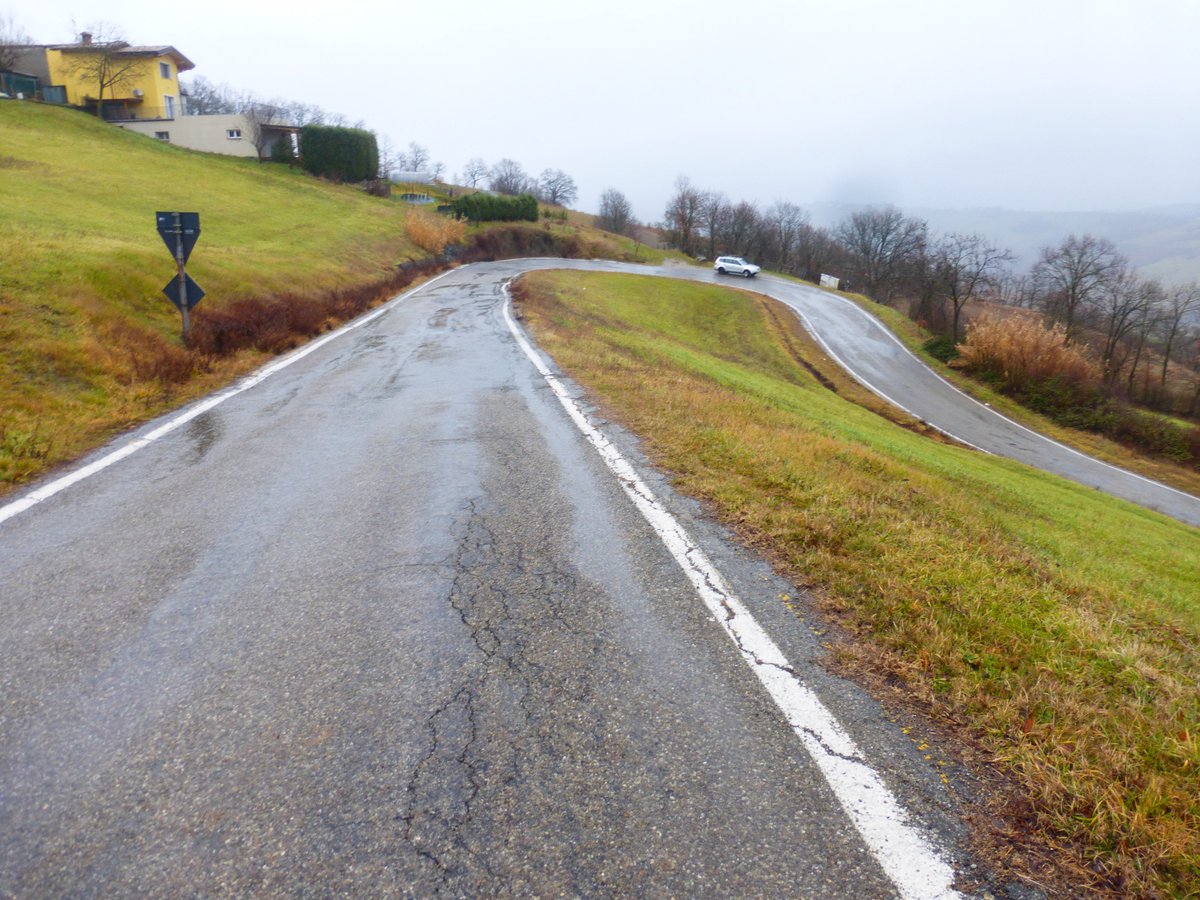 provinciamodena's tweet photo. #SP36 nei comuni di #SERRAMAZZONI e #PAVULLO inizio lavori di ripristino di 5km di strada. Attualmente CHIUSA eccetto residenti o att.produttive e vietata alle 2 ruote, x prox sett SENSO UNICO ALTERNATO A TRATTI fino a fine lavori. #stradePROVMO @PMdelFrignano @GCMuzzarelli https://t.co/vUHTbnAeKD