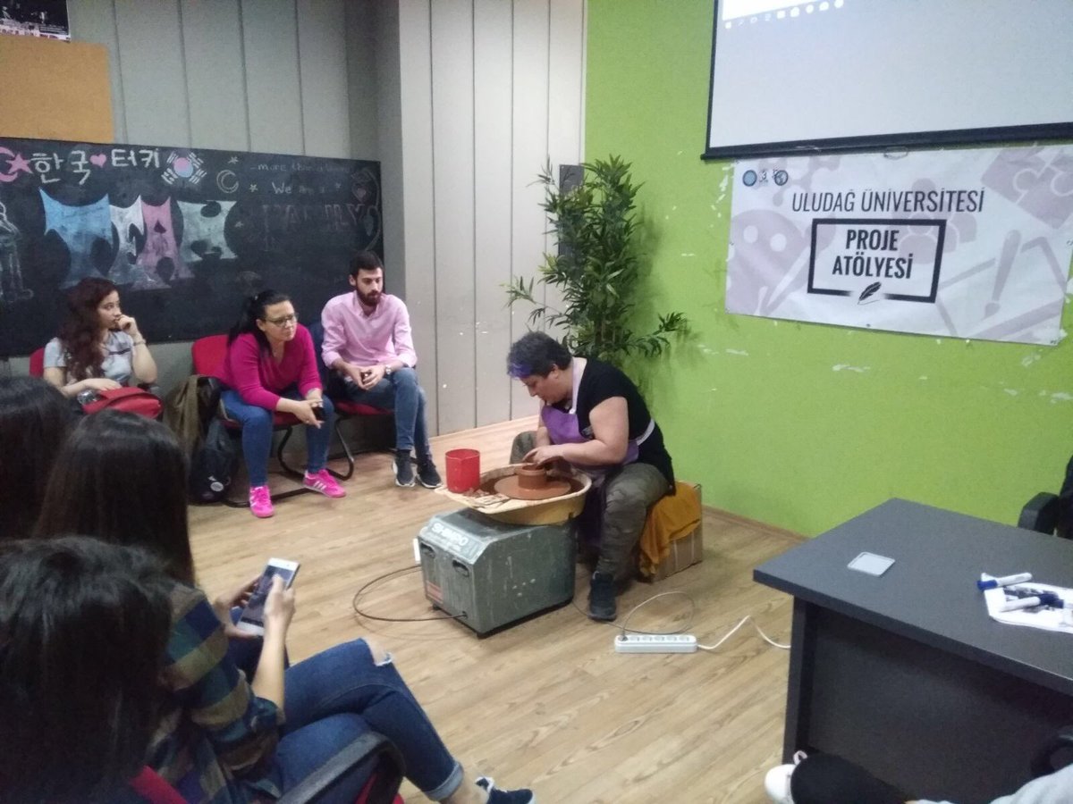 uludagproje's tweet photo. Atölyemizin Kültür Sanat Direktörlüğü tarafından düzenlenen geçmişten günümüze seramik sanatının tanıtımını ve tarihçesi anlatılmış ve uygulamalı olarak gönüllülerimize sunulmuştur. Mimari Seramik Sanat Atölyesi Sanatçısı Sn. Figen ÖZDEN’e katılımlarından dolayı teşekkür ederiz. https://t.co/TdPtSw7kXP