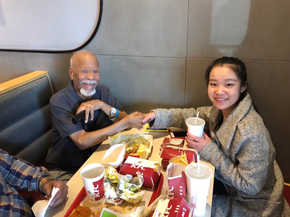 Go to KFC for a meal

Under the accompany of our medical workers, this patient went to KFC to have a meal.