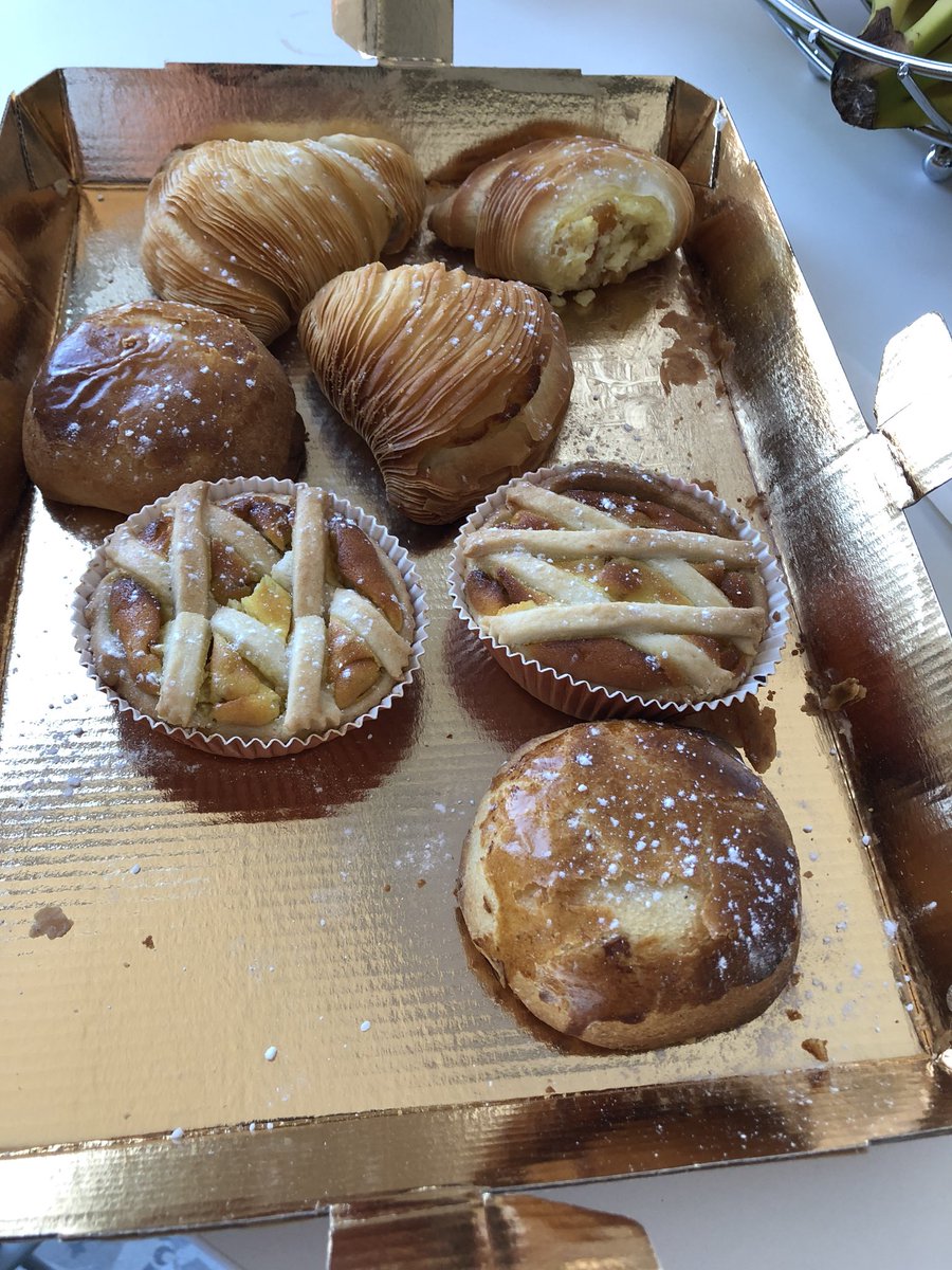 irodriguezs's tweet photo. A veces... NO hay q hacer un #CitrixFriday ... merece la pena venir a la ofi para ENGORDAR!!! Quería decir... socializar! 😜 @CitrixSpain https://t.co/8dx5sOpGtK
