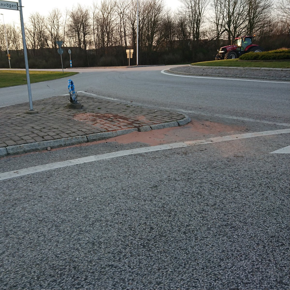 Kan inte låta bli att fundera över nyttan med saneringsmedel vid trafikolyckor om det som i detta fallet ändå inte har sopats upp över en månad senare  #miljömiss #ingenbakomratten sydsvenskan.se/2018-03-13/per…