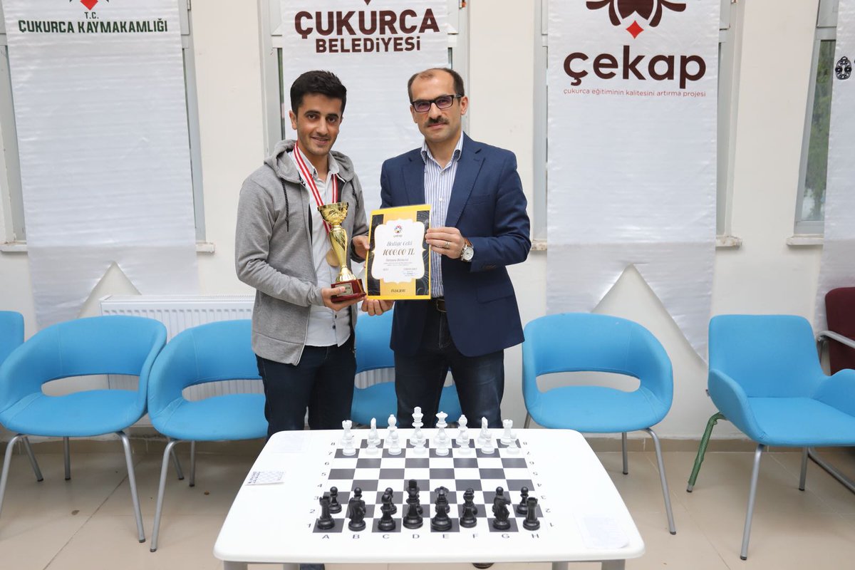 cukurcacekap's tweet photo. ÇEKAP Kapsamında düzenlenen ödüllü #satranç turnuvası tamamlandı. Kazananlara ödüllerini Kaymakamımız Sayın @temel_ayca takdim etti.

#hakkari #çukurca #çekap https://t.co/6tettzA3AX