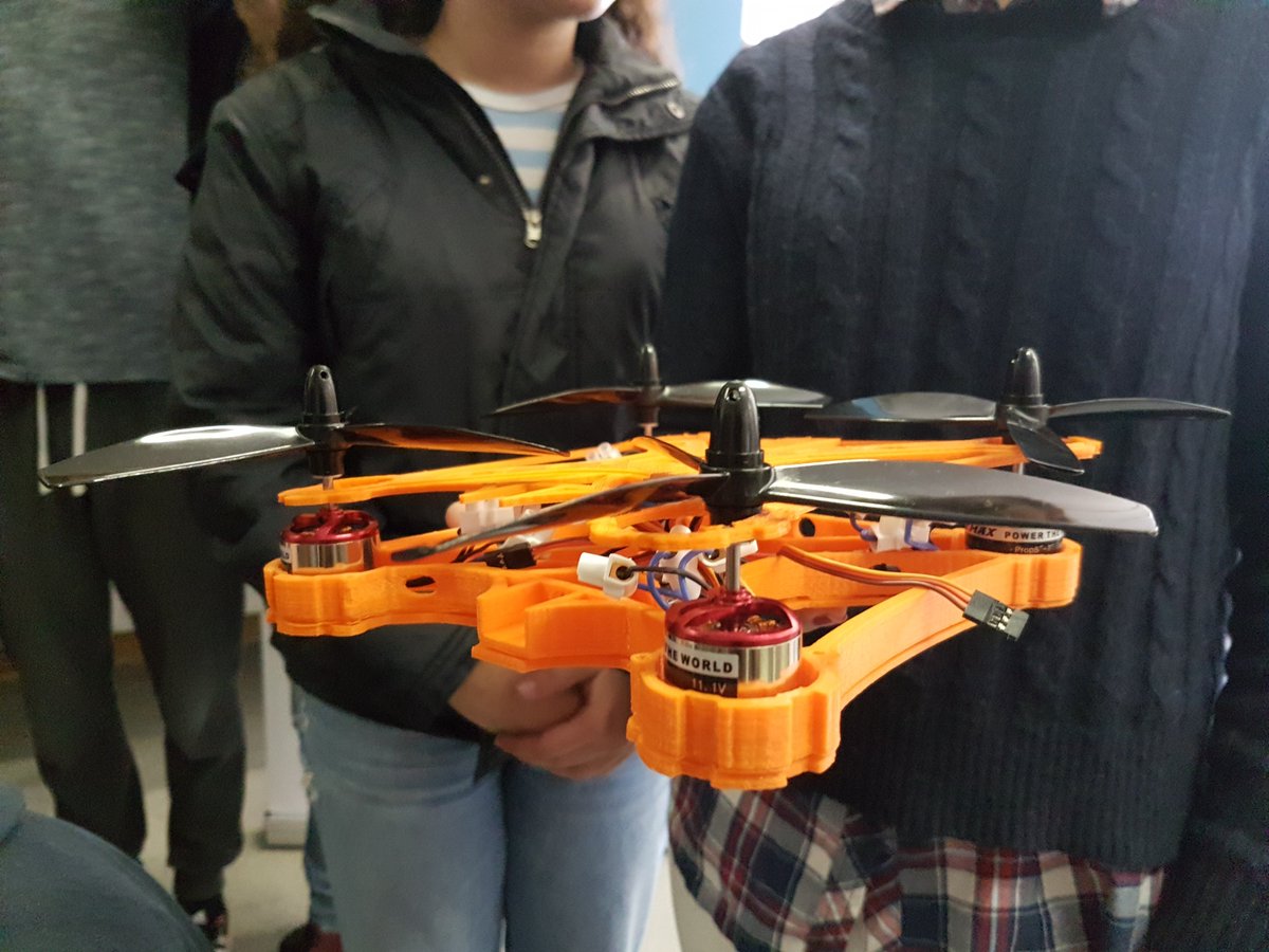 l_caleidoscopio's tweet photo. De cómo la tecnología se convierte en poesía en #ProgramaTuObra y medio de ayuda en #LaFeriaAerea.😍😍.
Grandes proyectos los que están realizando los alumnos y profesores del @iesalfabegues https://t.co/xjhTacldr9