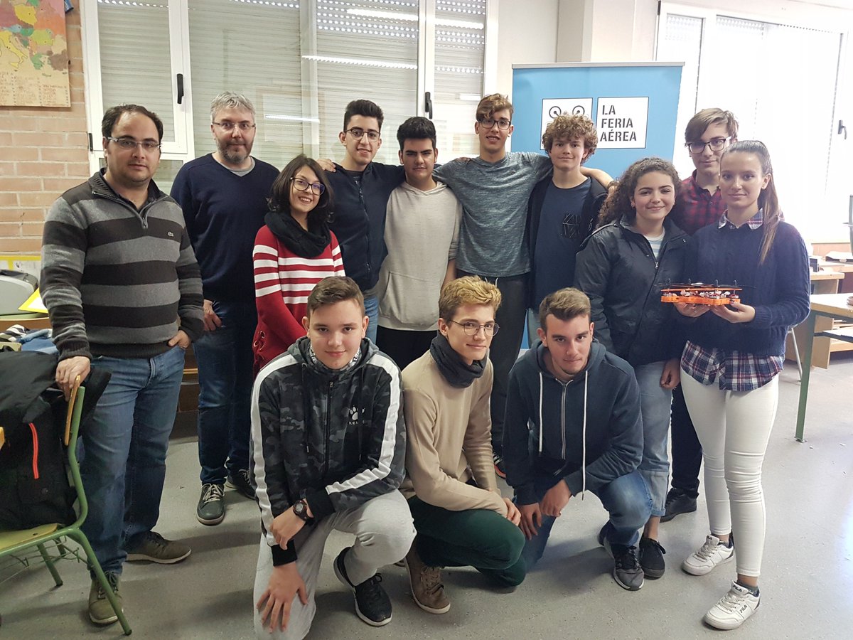 l_caleidoscopio's tweet photo. De cómo la tecnología se convierte en poesía en #ProgramaTuObra y medio de ayuda en #LaFeriaAerea.😍😍.
Grandes proyectos los que están realizando los alumnos y profesores del @iesalfabegues https://t.co/xjhTacldr9