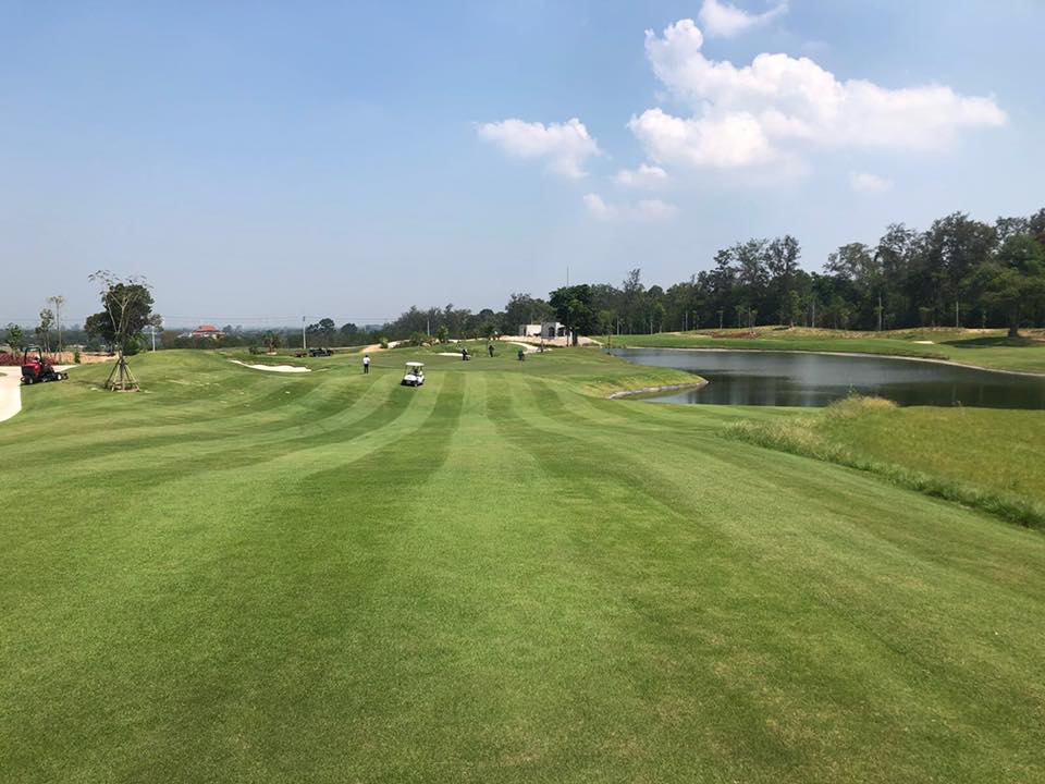 CheeChanGolf's tweet photo. Many hands make light work! Even with Songkran festival upon us, it hasn’t stopped the team from continuing to prepare the golf course https://t.co/ceFzpUufBH