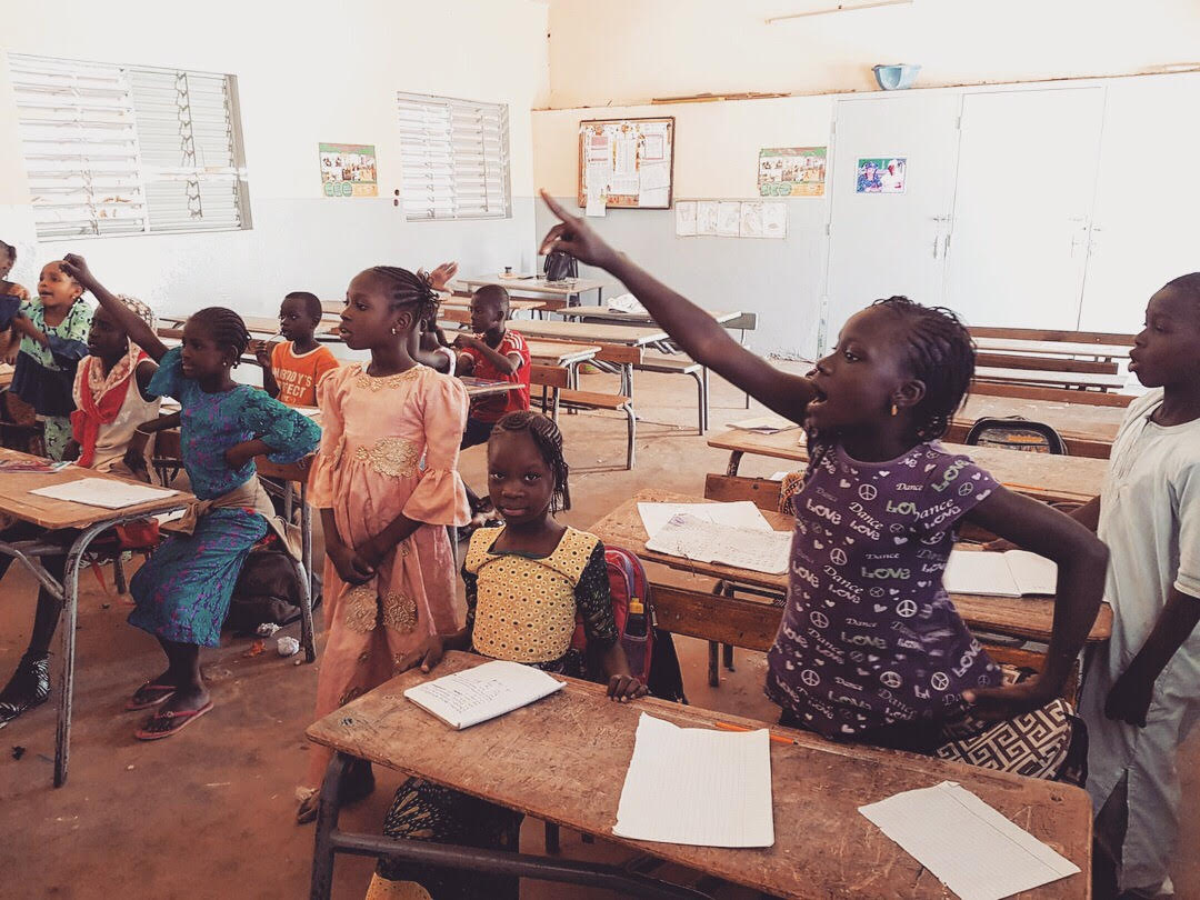Xaleyi_Asso's tweet photo. Quel plaisir de voir les enfants participer, le doigt levé et le bras tendu pour répondre, heureux de comprendre et de renouer petit à petit avec l'école et l'apprentissage #coursderenforcement #sénégal #scolarité https://t.co/1lWnr1Yzxl