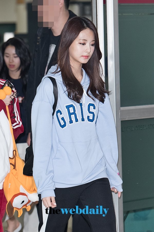 TZUYU_WORLD's tweet photo. [PRESS PIC] 180416 Gimpo International Airport - Arrival from KCON 2018 Japan 🛬 (5)

#Tzuyu #쯔위 #子瑜 #ツウィ #Twice #트와이스 https://t.co/QKXuM7Bh4g