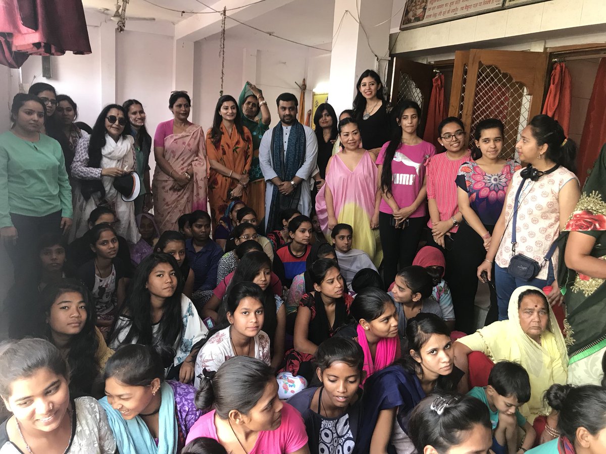 DuranjayRathore's tweet image. Our mentor @KumariRukshmani ji joins the #Washproject by #Humansforhumanity. Star foundation team is proud of her! #empoweringwomen @RukshmaniK @RajAIPC @Tharoorians