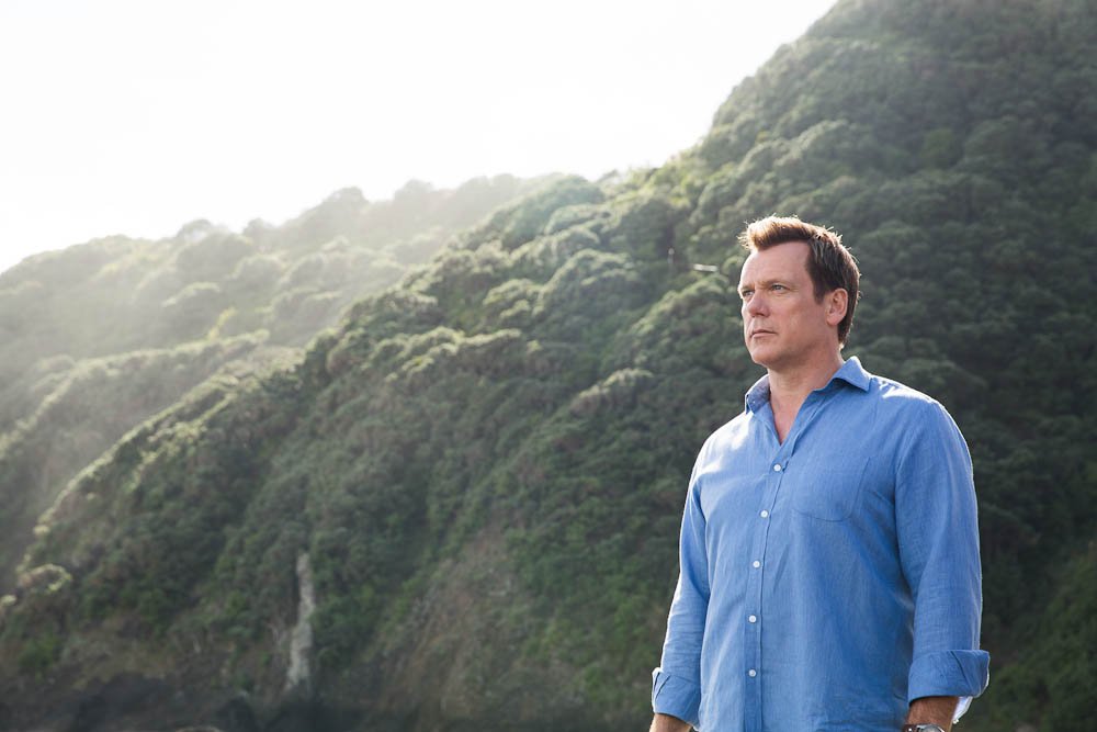 AcornTVUK's tweet image. Life's a beach for George as he throws himself into life in Weld and finds himself investigating the missing head of a statue. Don't miss #800Words this afternoon on @BBCOne!