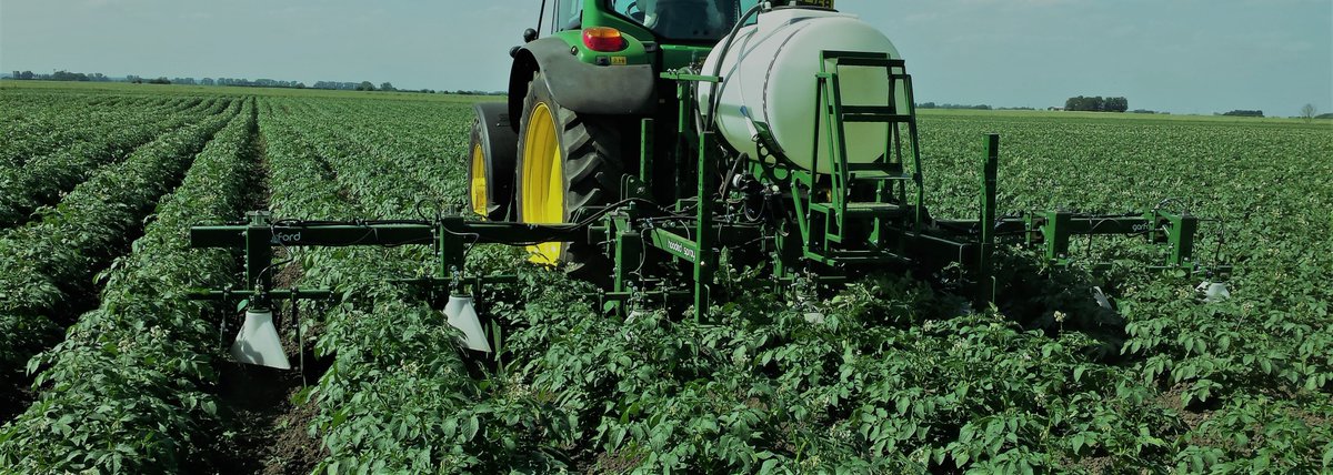 garfordrobocrop's tweet photo. Hooded Spraying in potatoes #potatoes #chemicalsaving #lowerinputs #garford https://t.co/5TSIXoFLCo