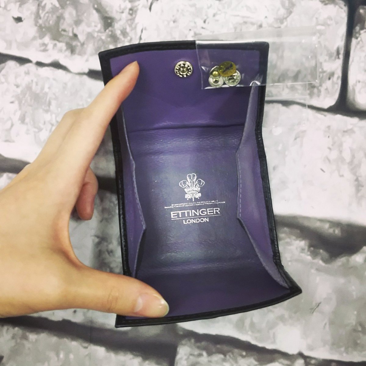 thread_needlejp's tweet image. 英国王室御用達のブランド、エッティンガー。ブライドルレザーのコインケースです。
ホックの交換を行いました。

↓エッティンガー修理例↓
goo.gl/YsJFFx

#スレッドアンドニードル #鞄修理 #財布修理 #修理工房 #職人 #東京 #駒込 #ettinger #コインケース #repair #wallet #lining