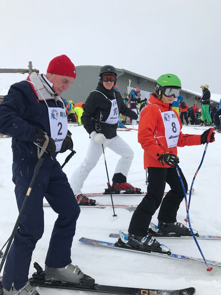 ComitatoVerga's tweet image. @sciareperlavita 16^ edizione di "Scia con i campioni" a Santa Caterina Valfurva...INSIEME per contribuire al progetto NUOVI FARMACI DI PRECISIONE del #CentroMariaLetiziaVerga⛷❤
Vince la squadra con Giovanni Verga e i rappresentanti @ComitatoVerga🏆