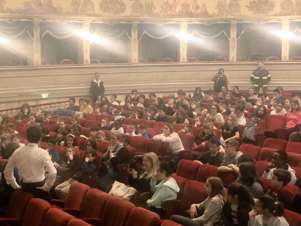 TeatroAlighieri's tweet photo. #Toscanini torna in vita davanti ad una platea di piccoli curiosi #AScuolainTeatro #ToscaniniSeiUnMito #primadelconcerto https://t.co/ggg1mi7K2Q