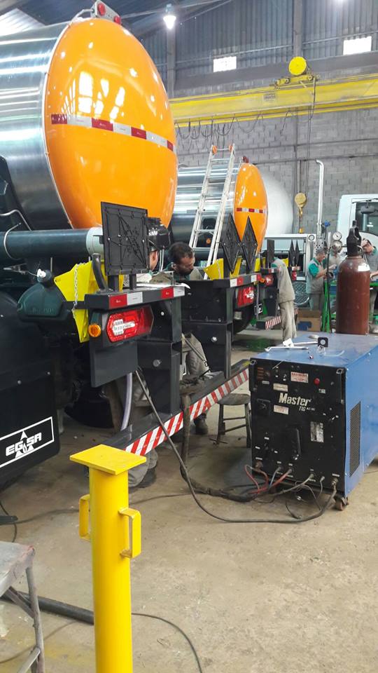 Lokhen_Srl's tweet photo. A Monday of satisfaction for our sales managers Nicola Loporcaro and Antonio Simonetti visiting Brazil:
installation our products #WaterTanks and #WheelChock.
The best of the best #OnRoad #Lokhen #BornToInnovate https://t.co/yWuxcXUiBF