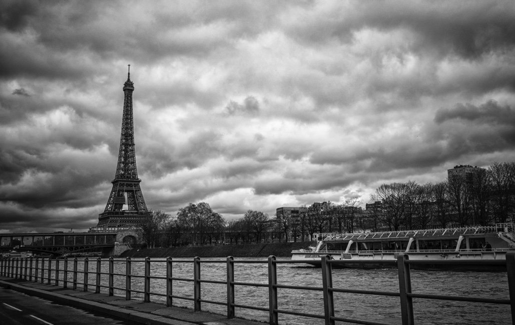 ¿No os apetece una escapada de 4 o 5 días a #París en #Francia? 🇫🇷 

¡A nosotros mucho! Aquí tenéis una bonita foto en blanco y negro con <a href="/LatourEiffel/">La tour Eiffel</a> y el #Sena.

Foto vía <a href="/nikosaliagas/">Nikos Aliagas</a>