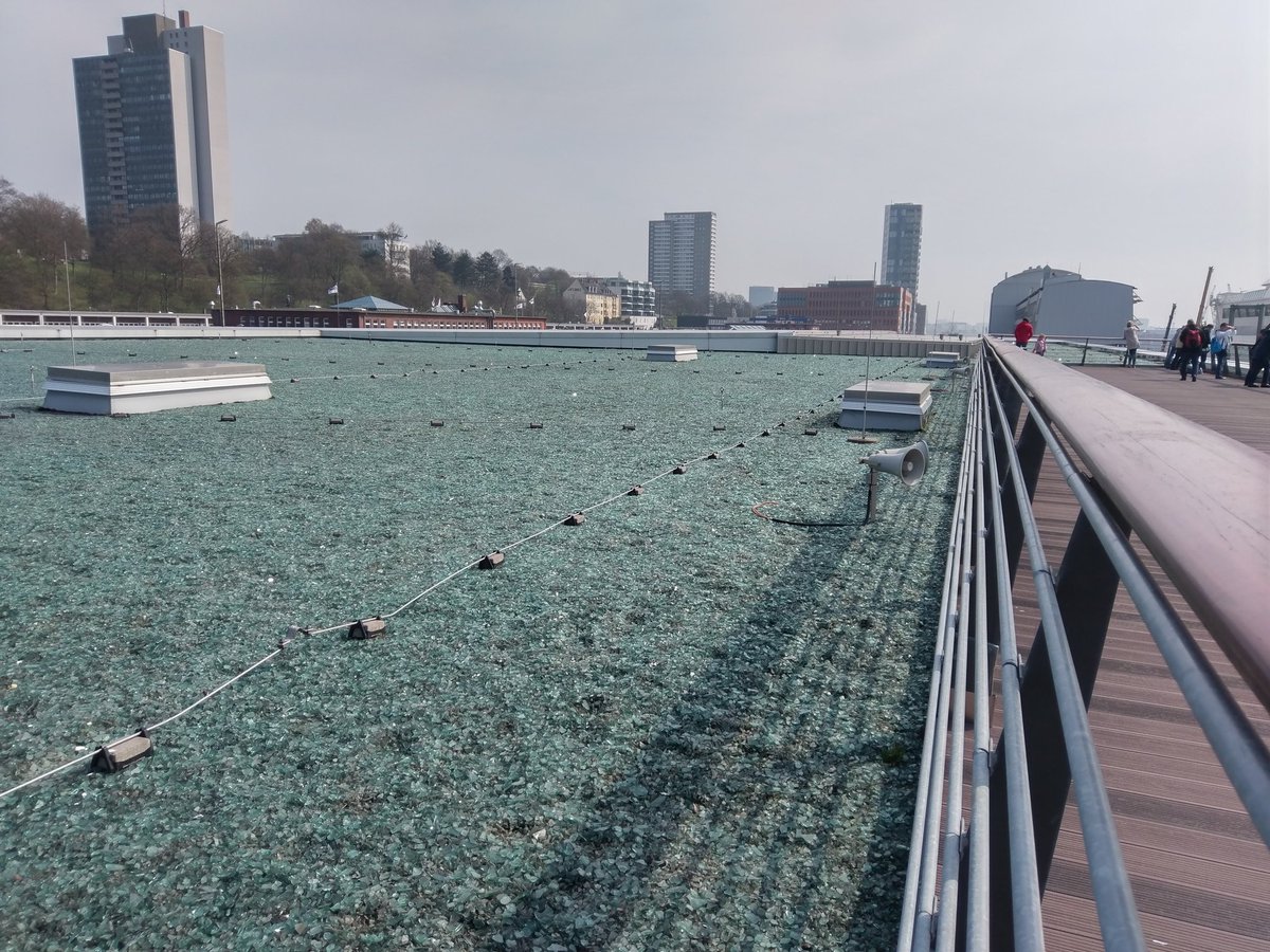 mijnbak's tweet photo. Goed #hergebruik, op het dak van de cruise terminal in #Hamburg is gebruik gemaakt van glas in plaats van grind. https://t.co/8HnvdhSiqt