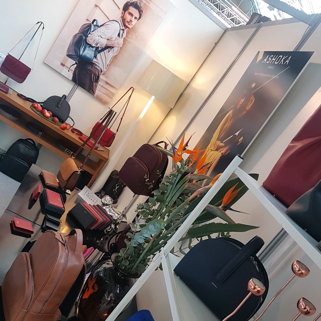 PETA_France's tweet photo. Retour sur notre coup de ❤️du @VeggieWorldFR : la nouvelle marque de maroquinerie française 100% Vegan @Ashoka_Paris 😍 le monde de la #mode est en train de basculer du côté #green ! Vive les entrepreneurs bienveillants ! https://t.co/FqTXncWNkF