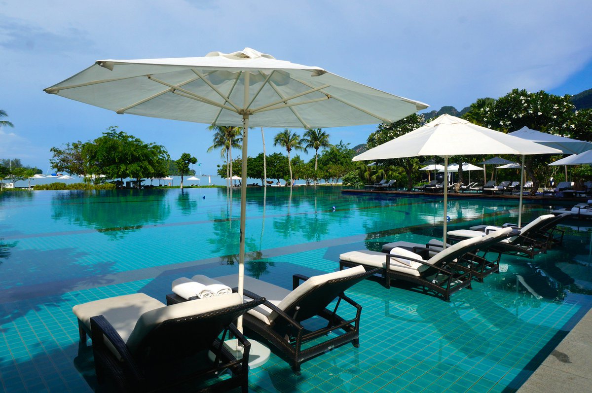 MumblesTravel's tweet photo. #MondayMotivation - the #sun is shining and the weather is sweet! Makes you want to put on your #travelling feet! #LUXURYTRAVEL https://t.co/9IpXxWlBPx