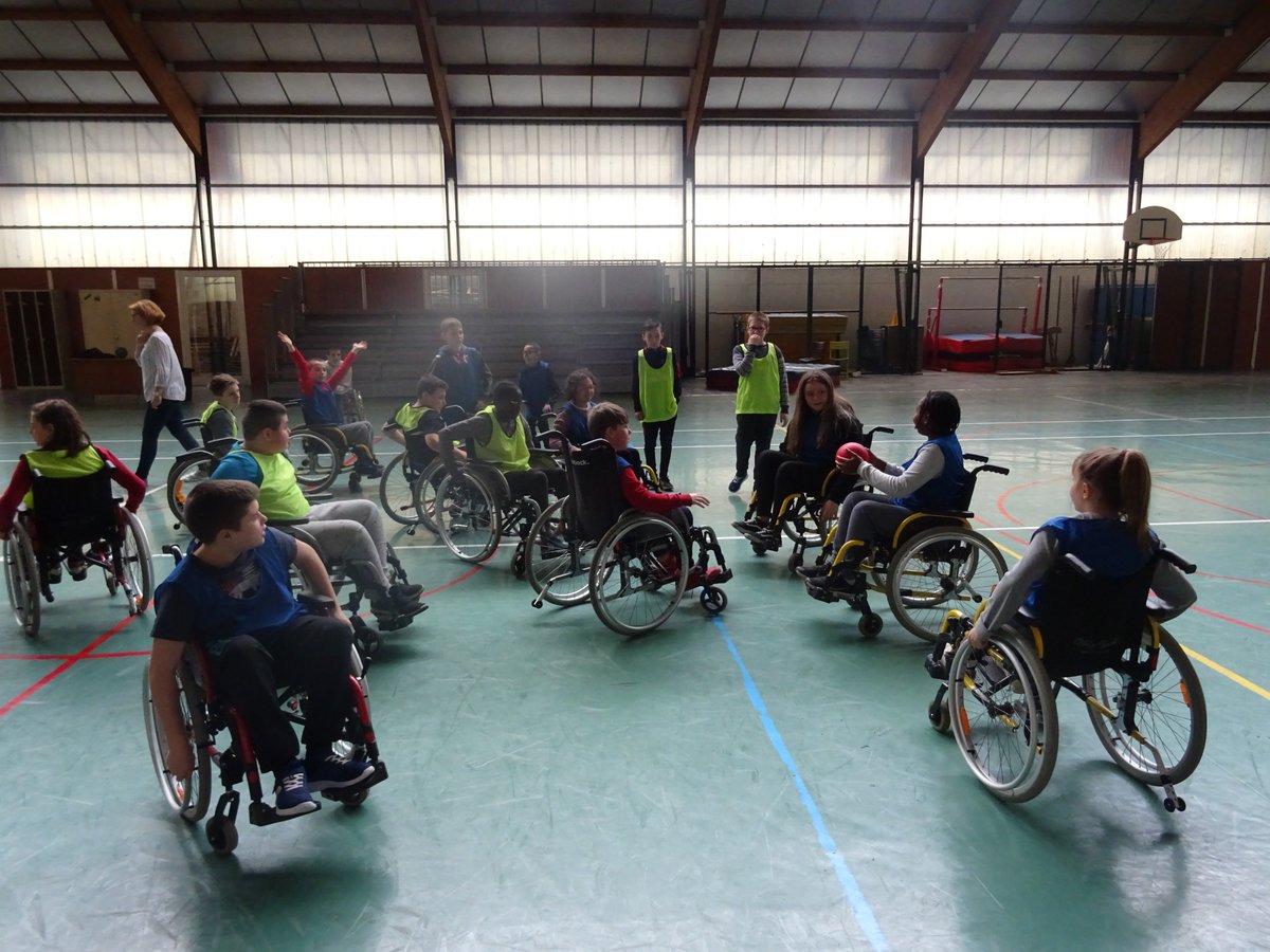 Clement_F76's tweet photo. Ateliers de mise en situation de #Handicap à l'école de Nonancourt : parcours en cécité visuelle et déplacement en fauteuils roulant. Ateliers ludiques pour dépasser les préjugés @NirinaHanta @ERUN_St_Andre @Yannick274 @LaurentLeMerci4 @syejin1 https://t.co/XXK6kDzZEh