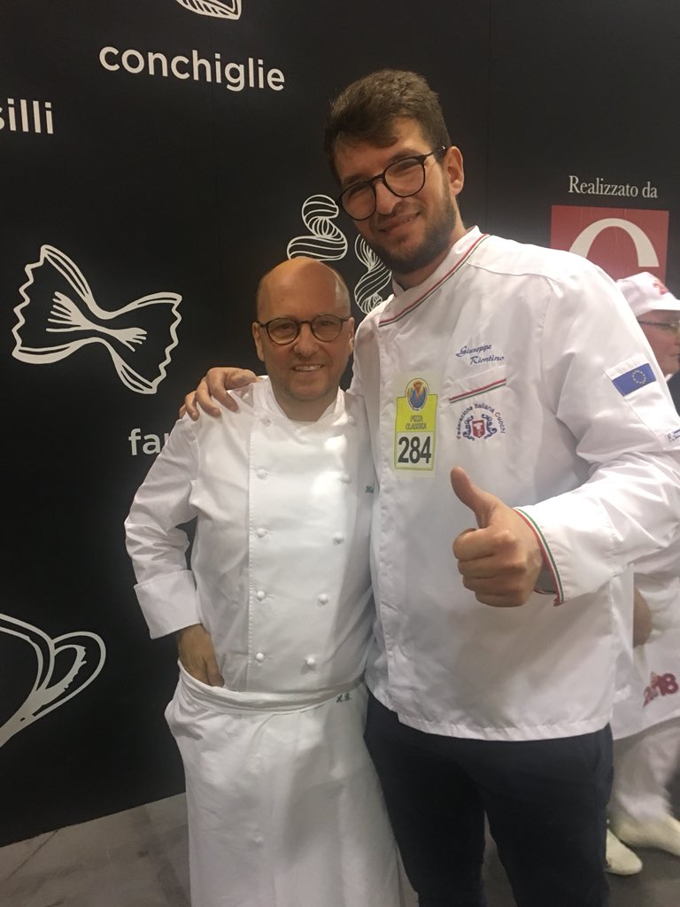 BellavistaB2B's tweet photo. Con lo chef pluristellato Heinz Back ⭐️⭐️⭐️ #campionatomondialedellapizza2018 #guidamichelin #pizzagourmet #speriamobene #sempreintrasferta #avantitutta #ristorantepizzeriacannetobeach2 #amoreperquellochefacciamo #pizzachef  #giusepperiontino https://t.co/x4qx3TGWT9