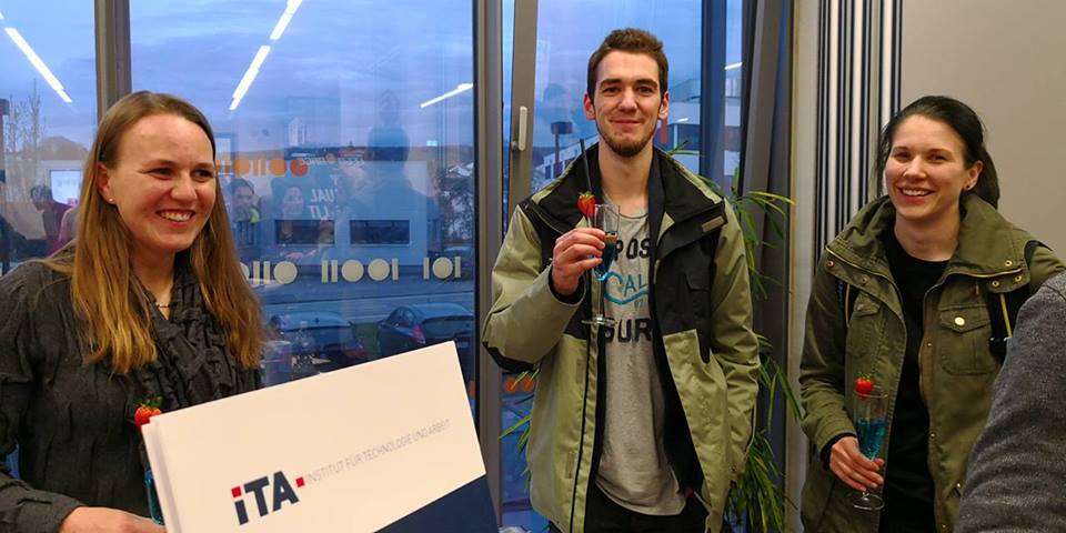 Institut_ITA's tweet photo. Das ITA auf der "Nacht, die Wissen schafft" - mit dem Planspiel Digitalisierung des Mittelstand 4.0-Kompetenzzentrum Kaiserslautern und leckeren Cocktails #N8dWs #Digitalisierung @herzlich_digi @ScAl_KL https://t.co/ldjXGbXCG9